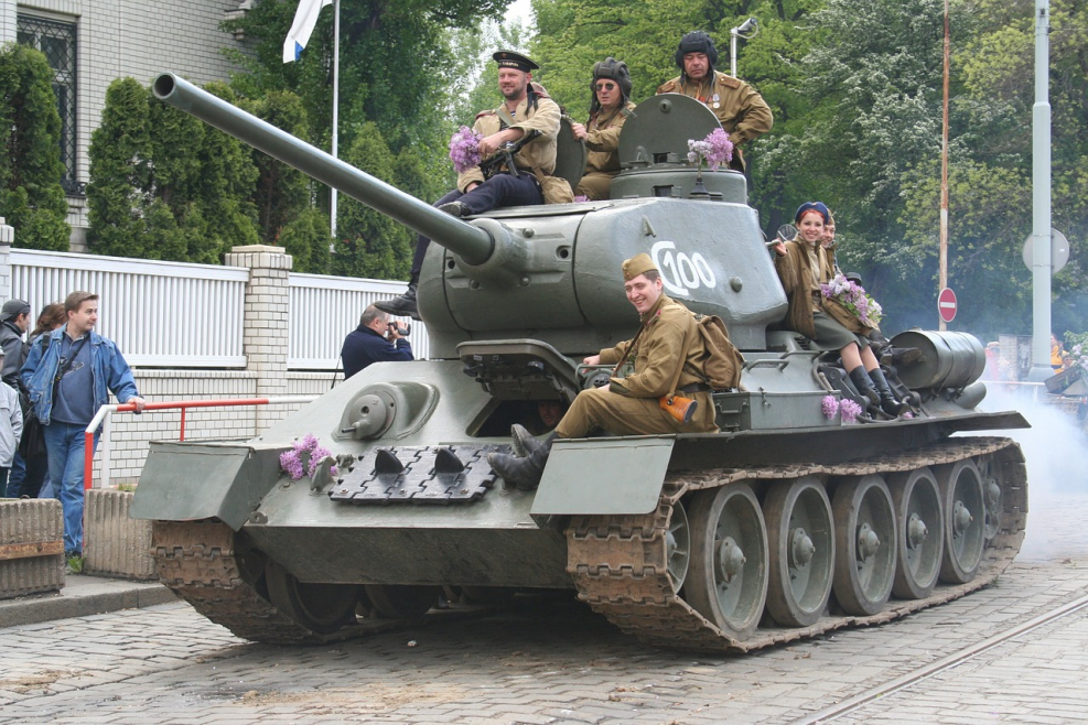 Человек рядом с танком