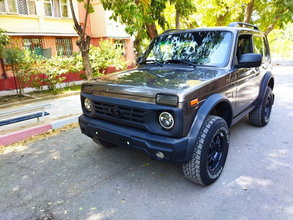 Lada 4x4 Bronto черная