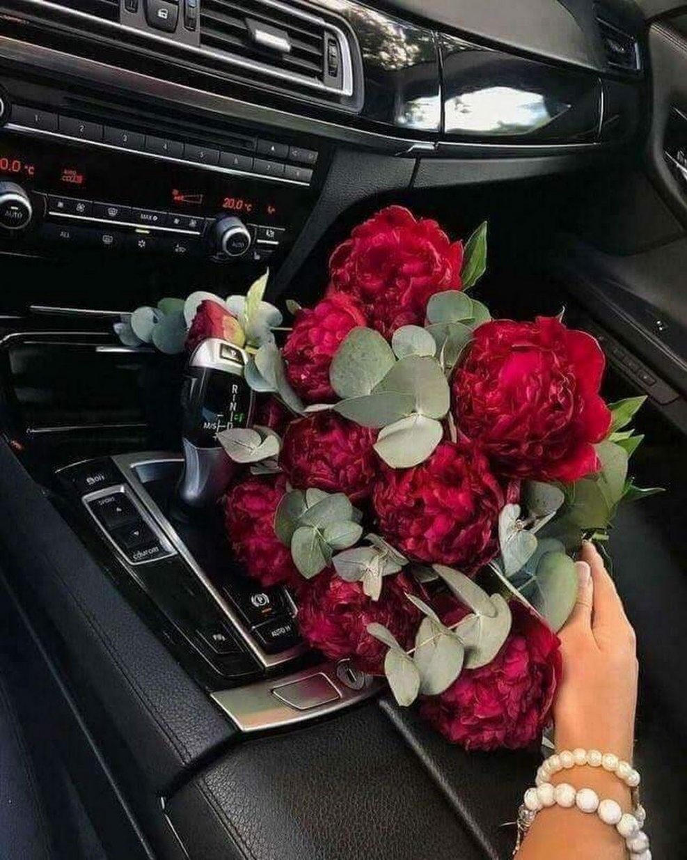 Цветы в салоне машины