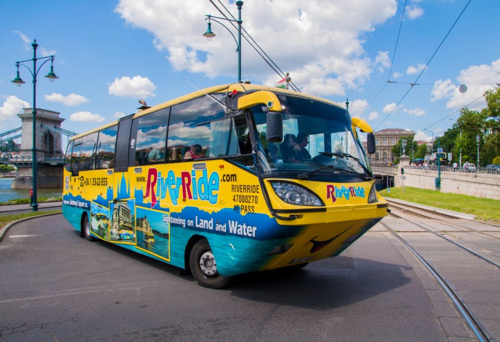 Плавающий автобус в Будапеште