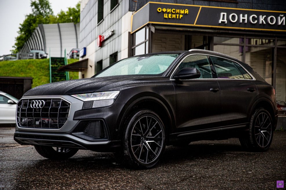 Audi q8 черная