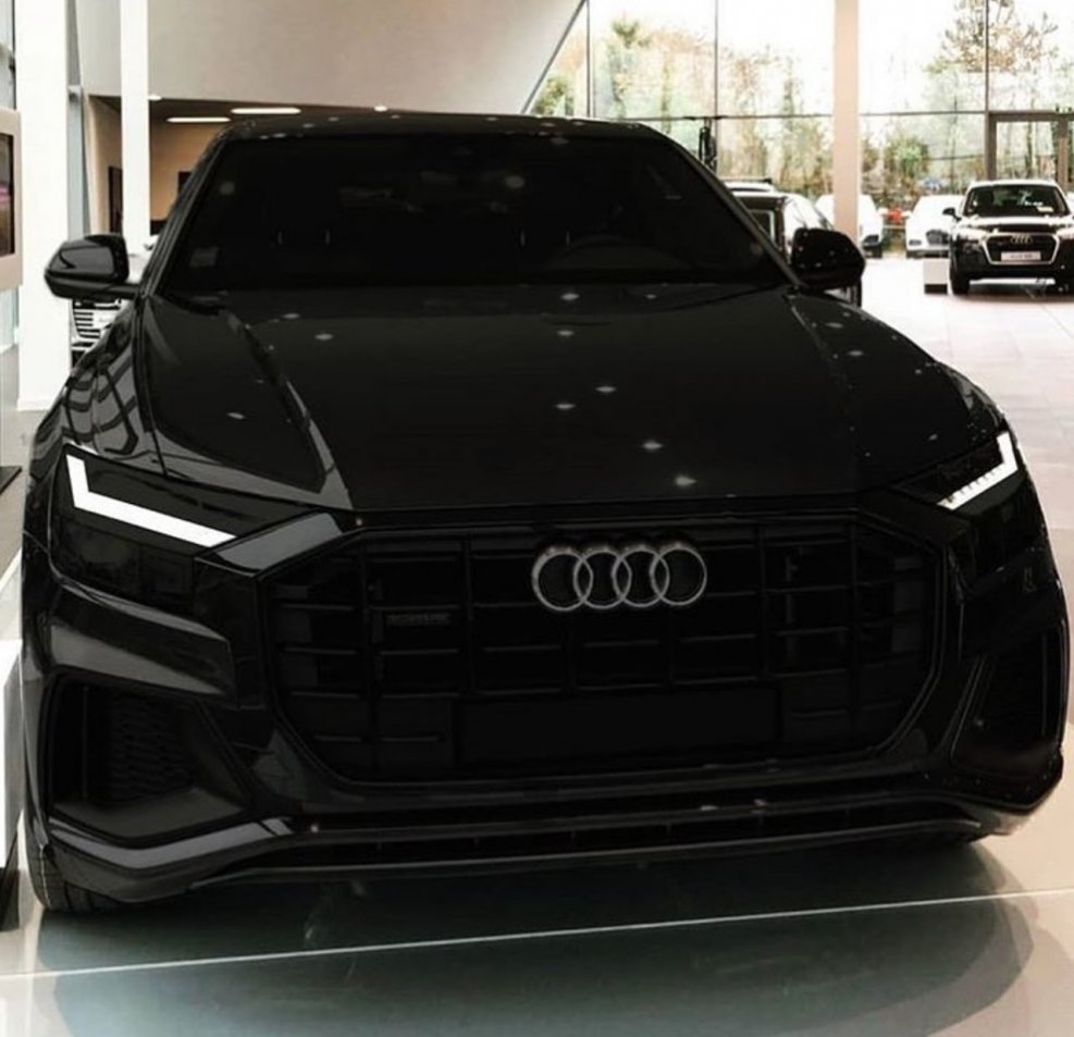Audi q8 черная