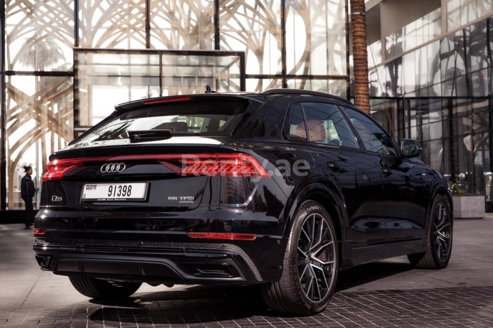 Audi q8 черный перламутр