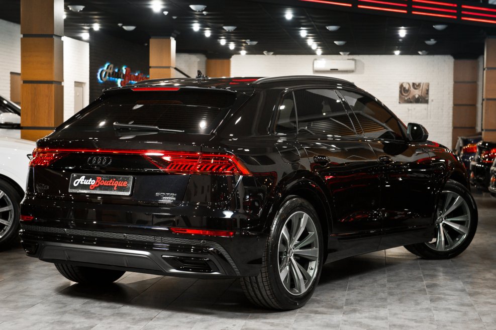 Audi q8 черная