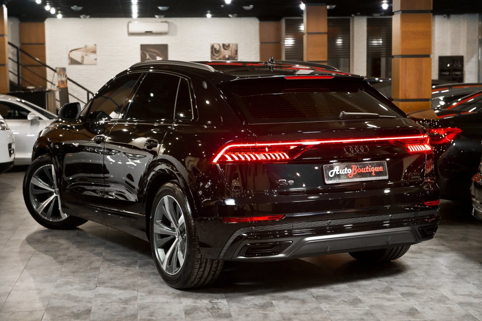Audi q8 s line Black
