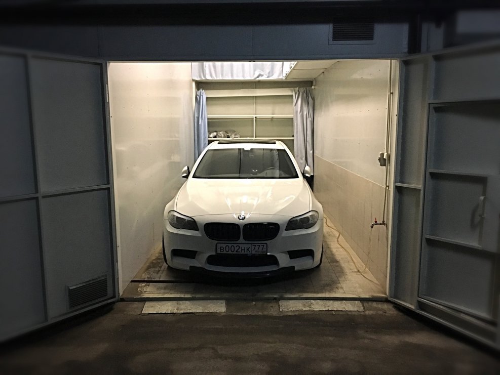 BMW m5 на парковке