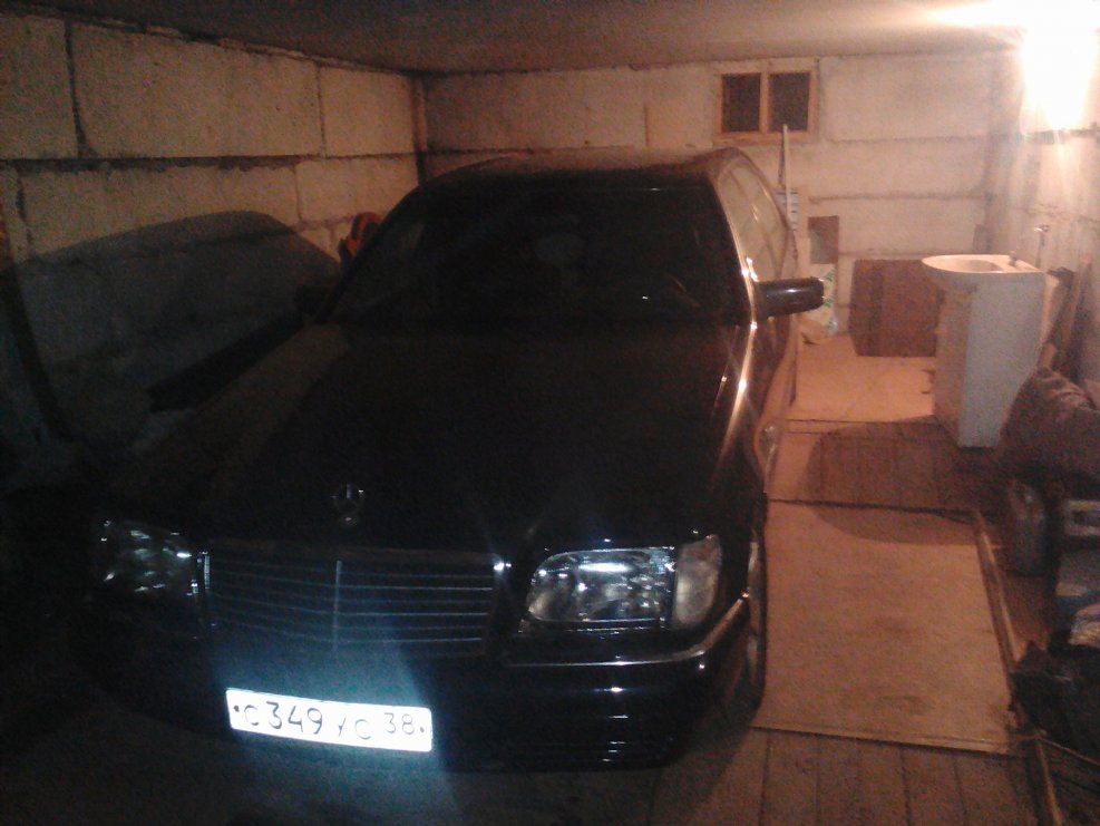 Мерседес 124 в гараже