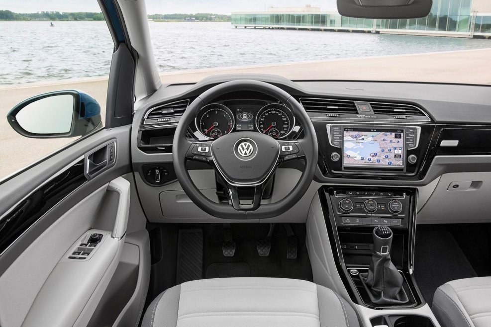 Volkswagen Touran 2016 салон