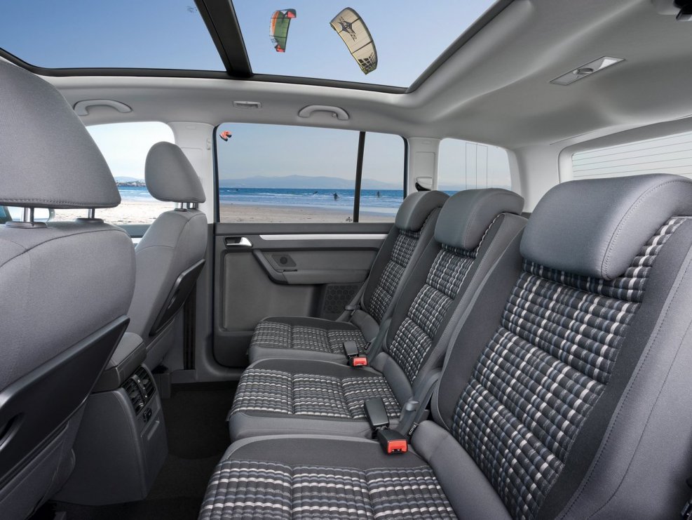 Volkswagen Touran 2010 салон
