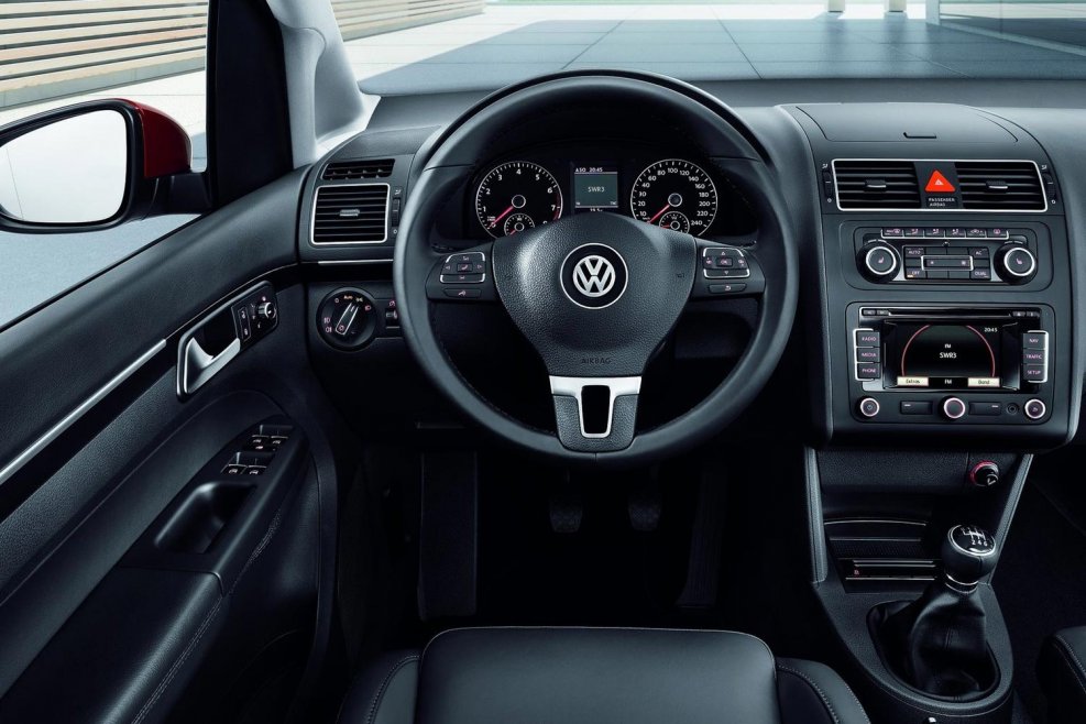 Volkswagen Touran 2011 салон