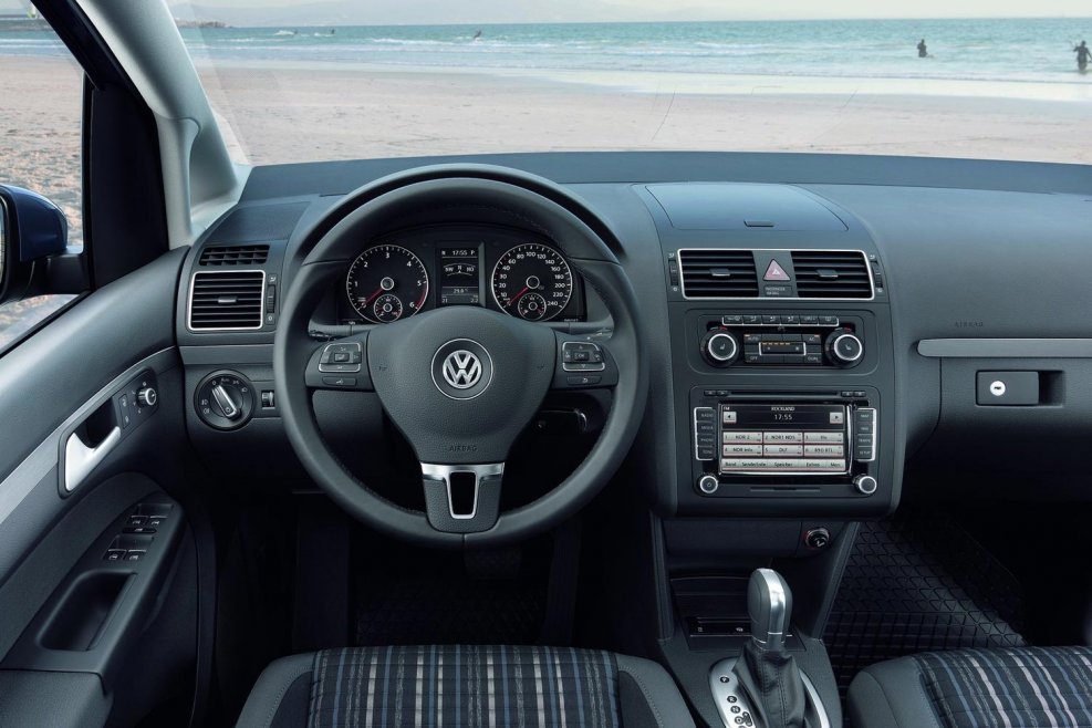 Volkswagen Touran 2010 салон