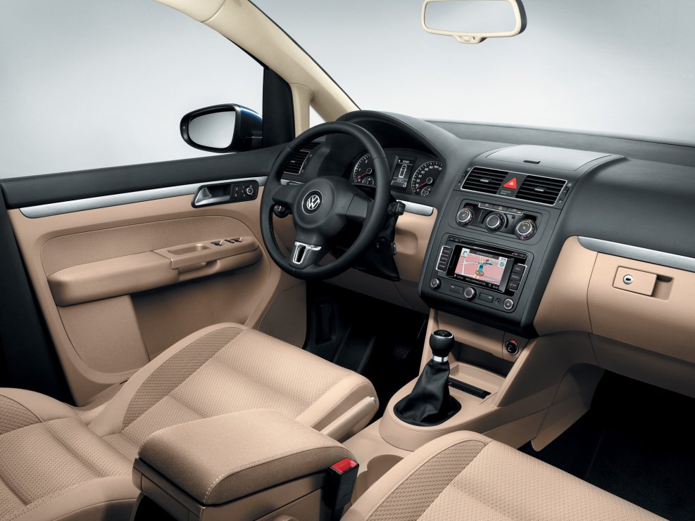 Volkswagen Touran 2011 салон