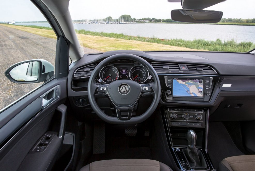 Volkswagen Touran 2015 салон