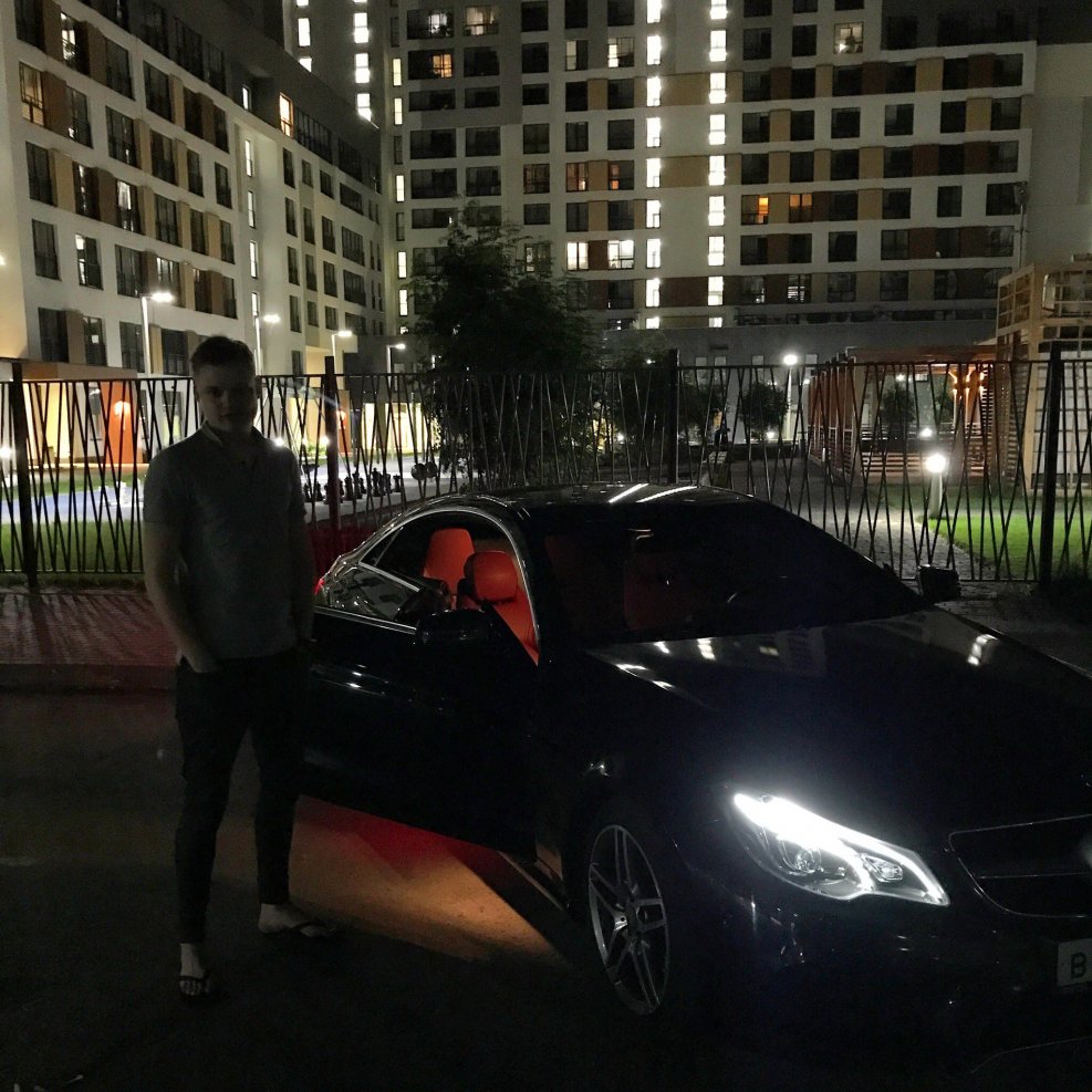 Парень машина город