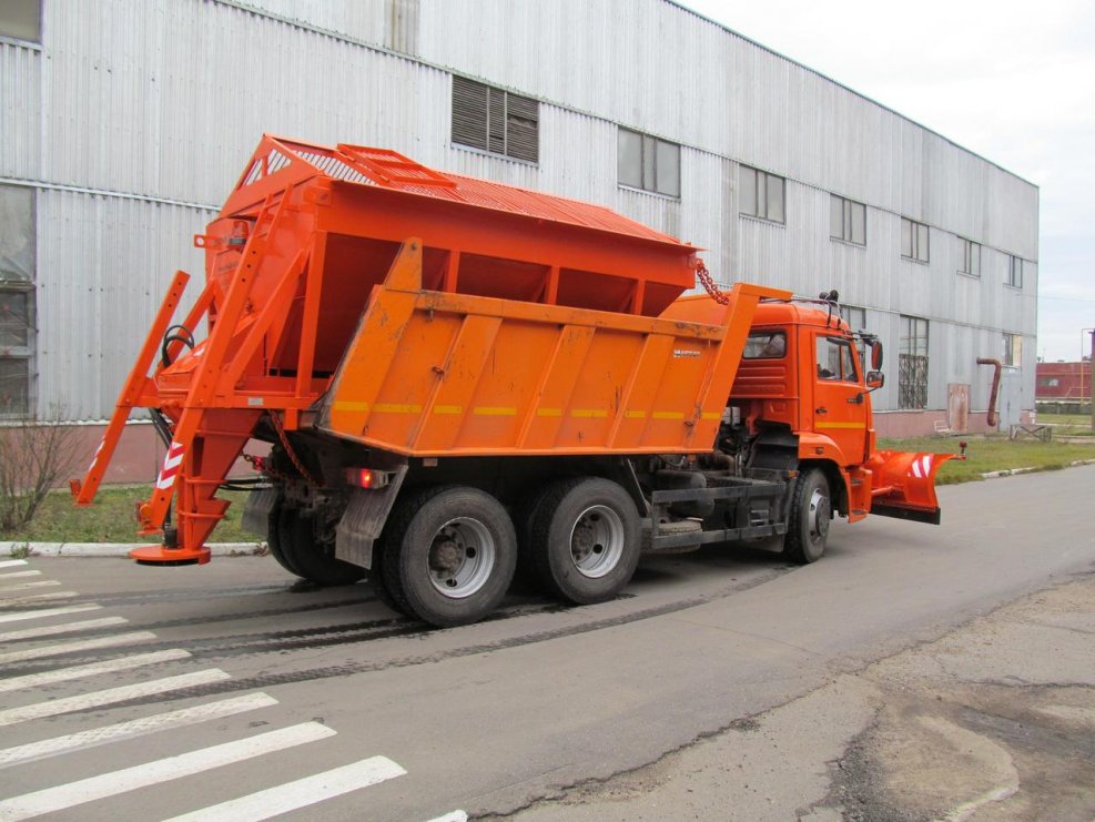 КАМАЗ 6520 новый пескоразбрасыватель