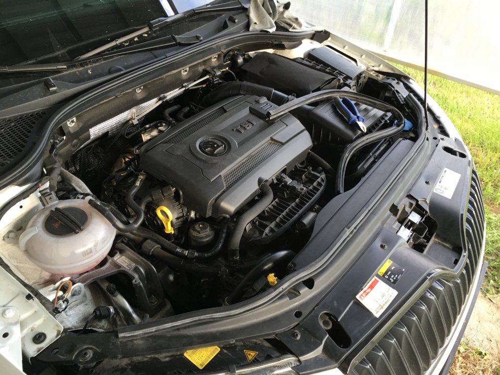 Подкапотка Octavia a7 1.8