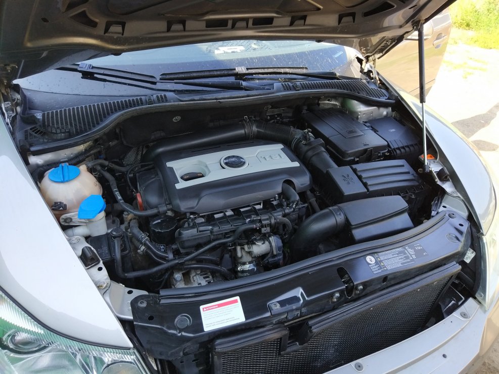 Моторный отсек Шкода 1.8 TSI