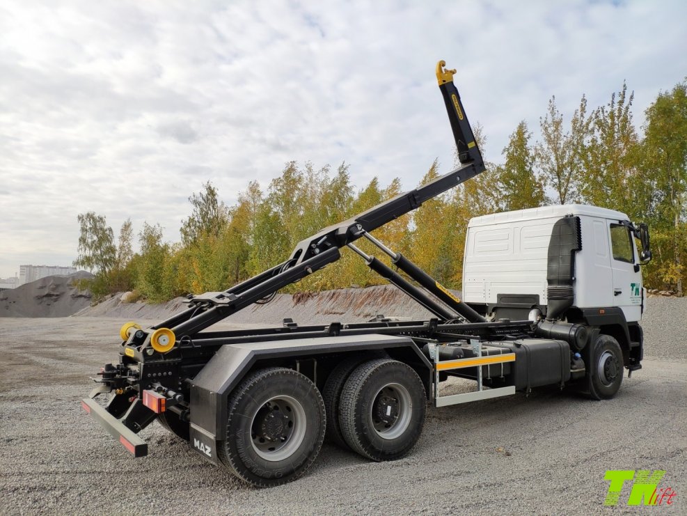 АС-26м на шасси МАЗ 6516с9-560-001 (нав. Hyvalift) мультилифт
