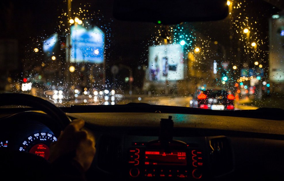 Вид из окна машины ночью