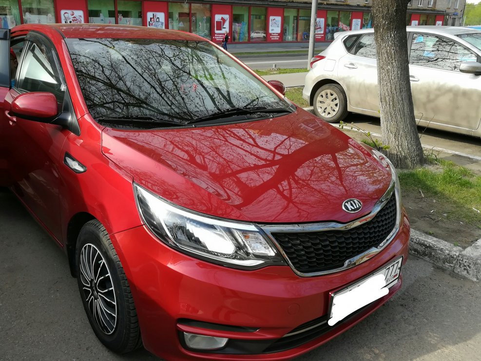 Kia Rio красная