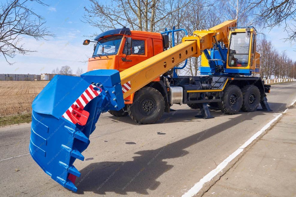 Экскаватор е195а Урал next 4320