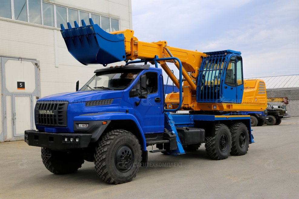 Трактор JCB грузит КАМАЗ