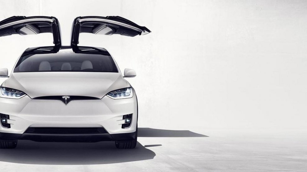 Tesla model x на белом фоне