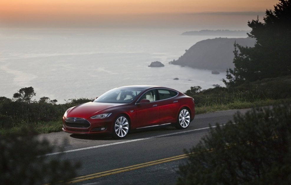 Tesla model s красная
