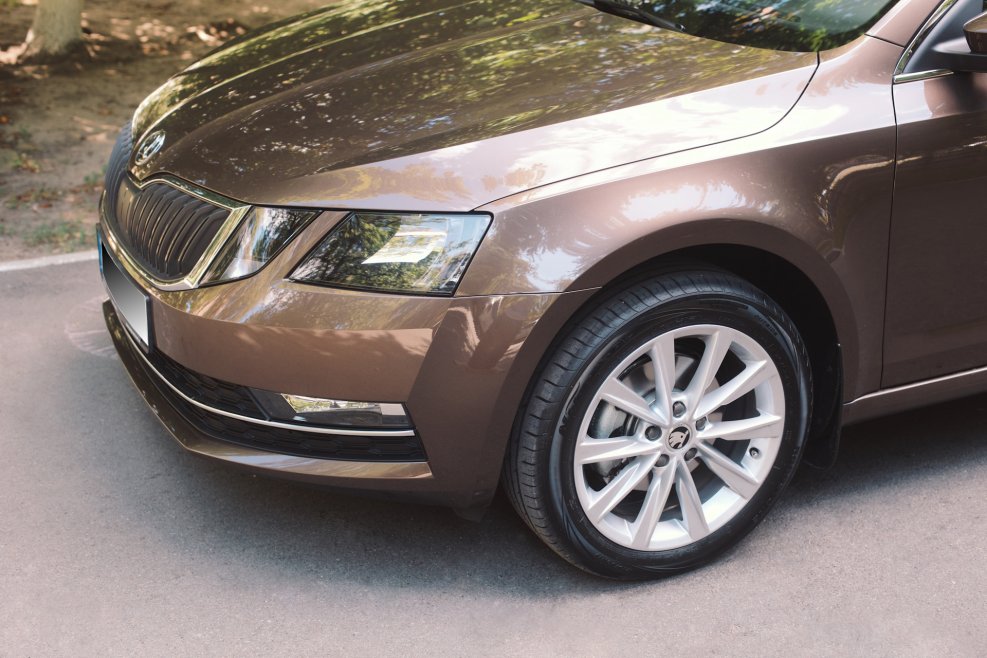 Шкода Октавия темно коричневая