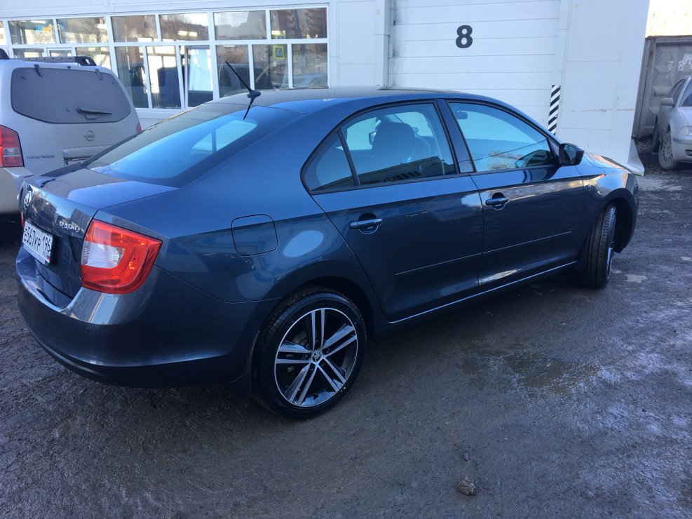 Skoda Rapid синий r17