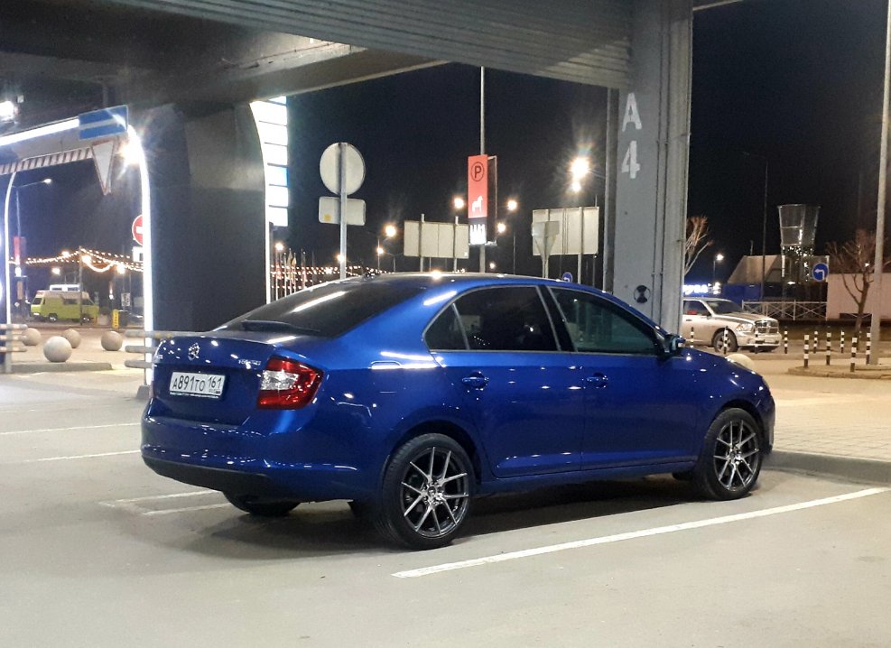 Skoda Rapid синий r15