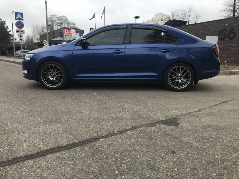 Skoda Rapid синий r18