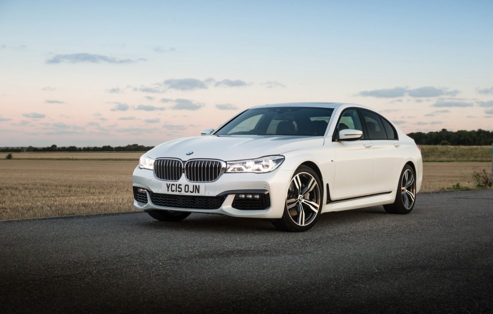 BMW 7 Series белая