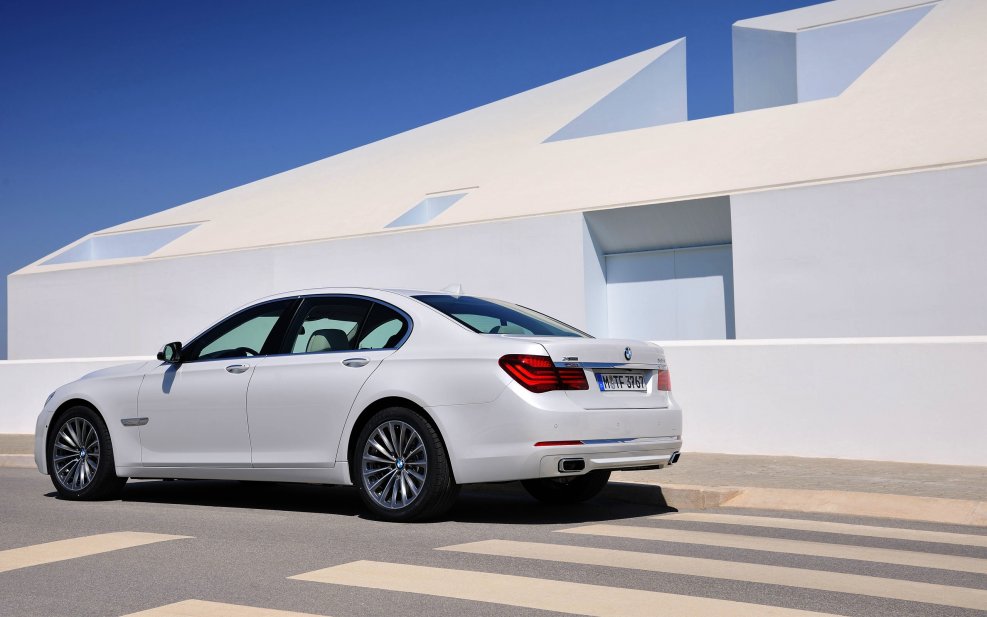 BMW 7 Series 2013 белый