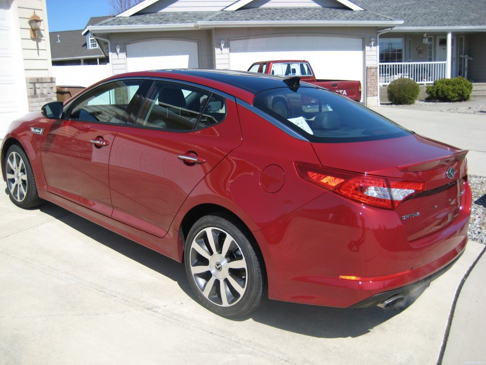 Kia Optima красная