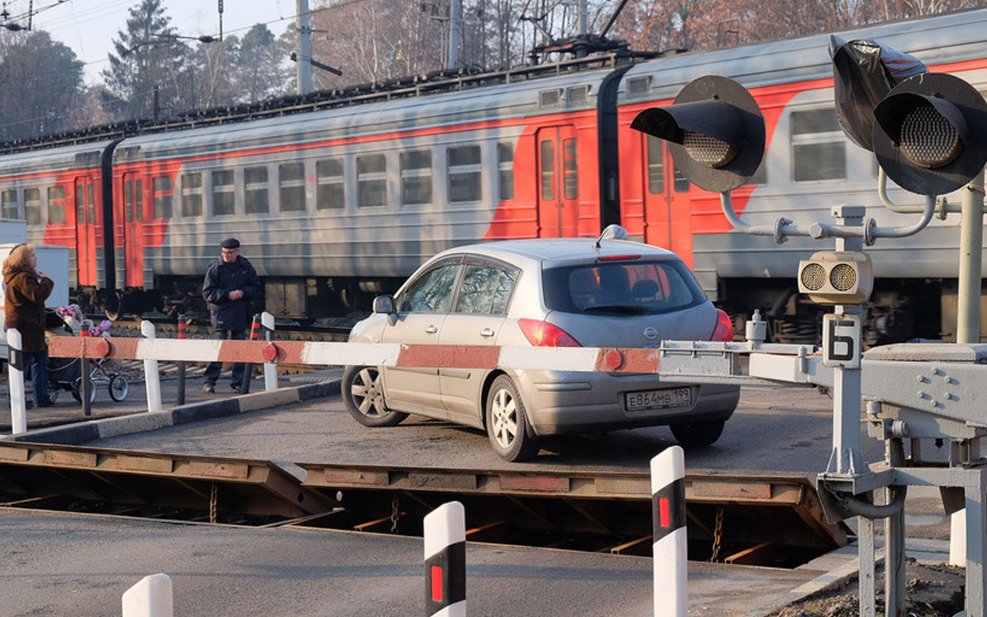 ЖД переезд поезд