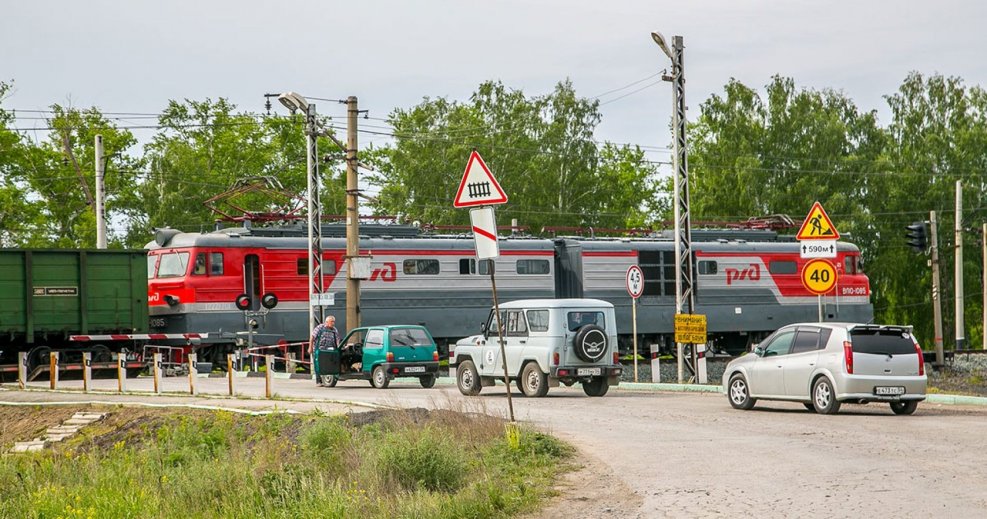 ЖД переезд поезд