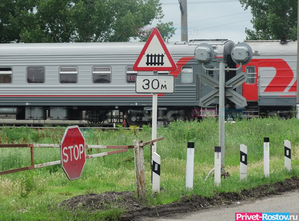 Железнодорожный переезд электровоз