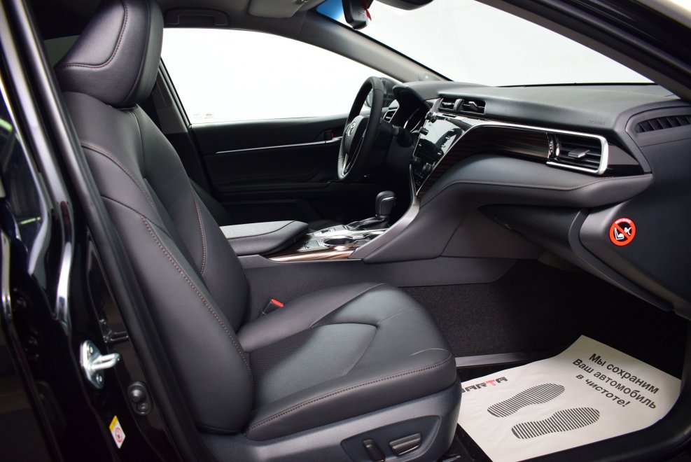 Toyota Camry 2019 белая