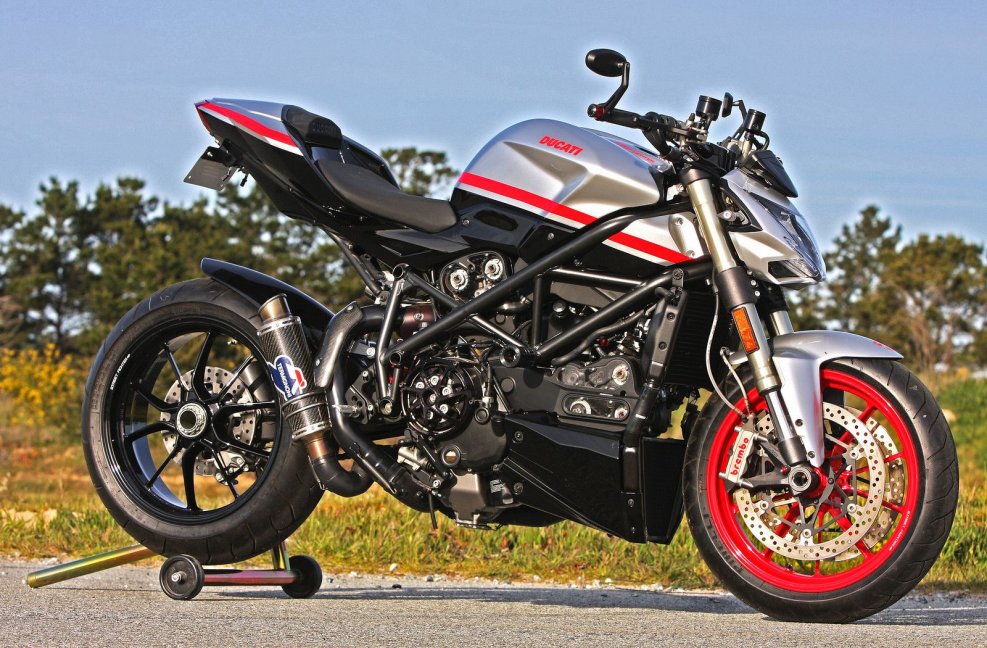 Ducati стритфайтер