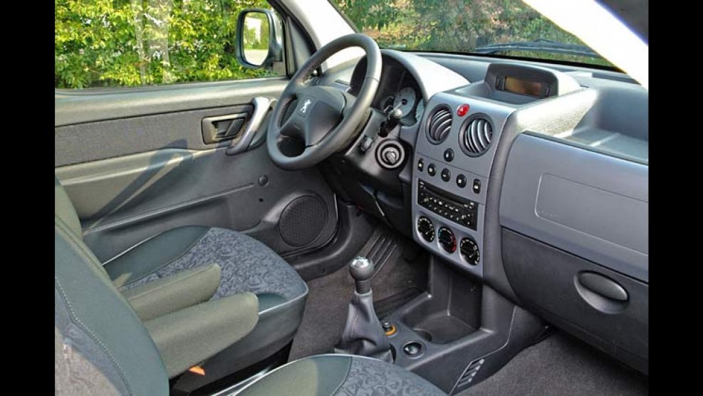 Peugeot partner салон 2008