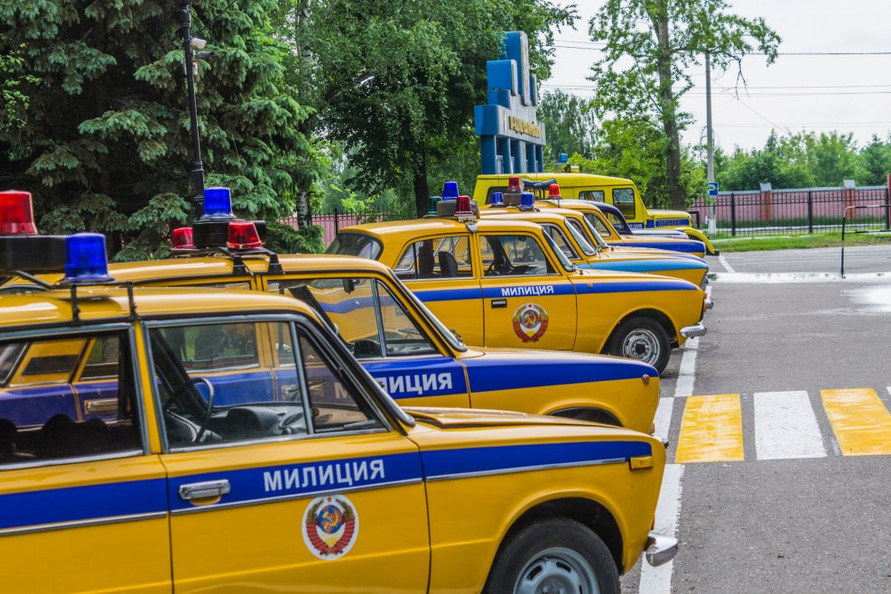 Желтая милицейская машина