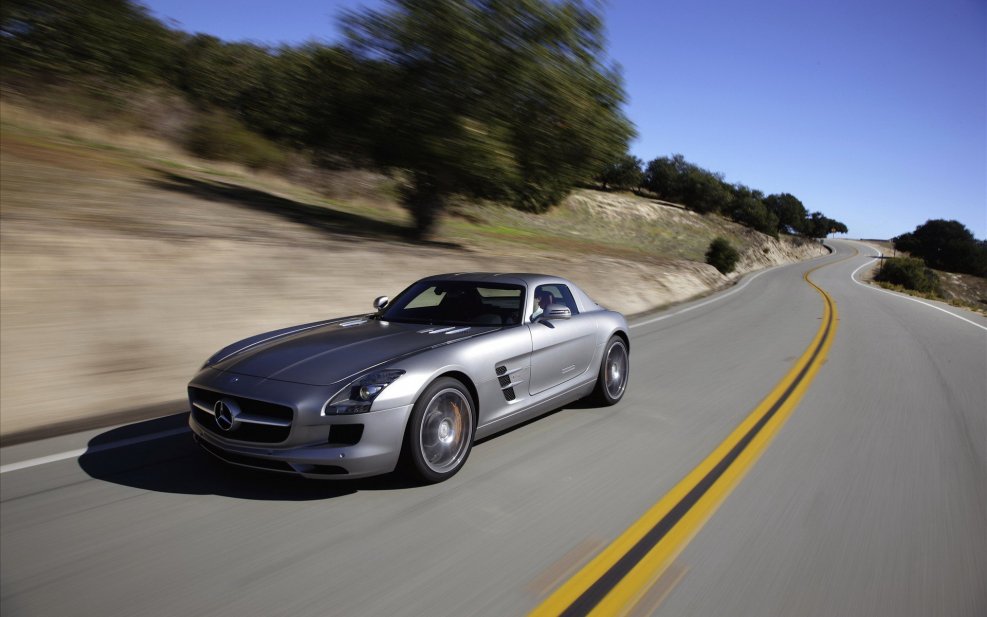 Белый Мерседес SLS AMG
