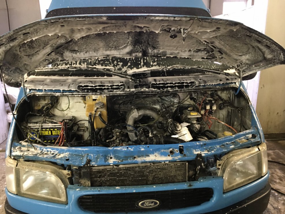 Моторный отсек Ford Transit 2.2
