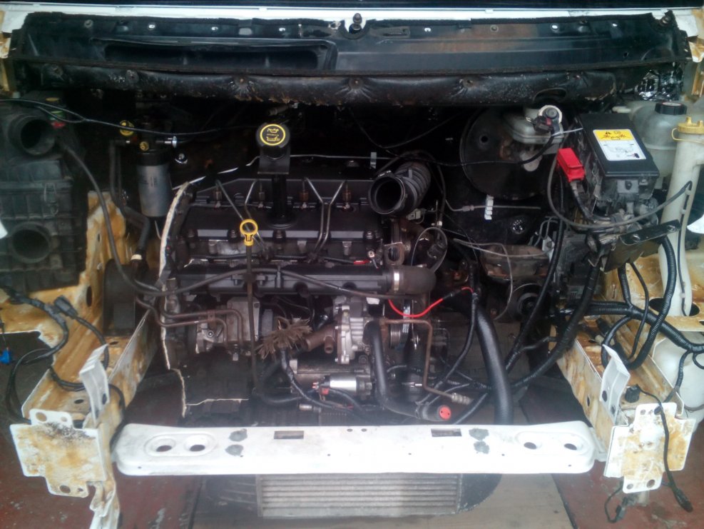 Моторный отсек Ford Transit 2.2