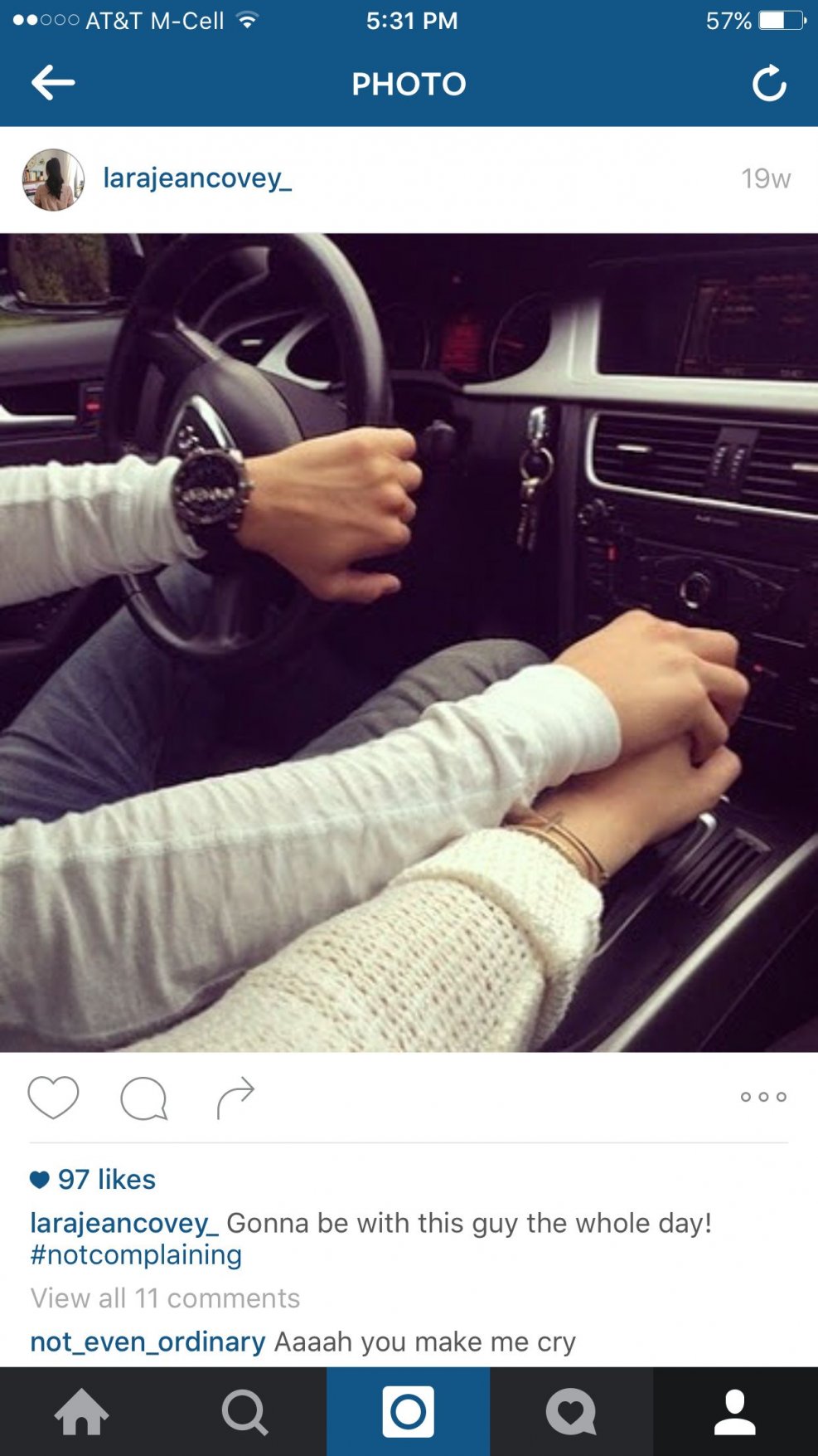 Парень с девушкой за руку в машине