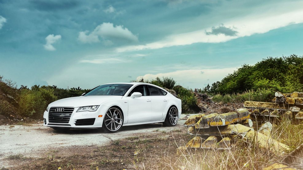 Белая Audi a7 r21