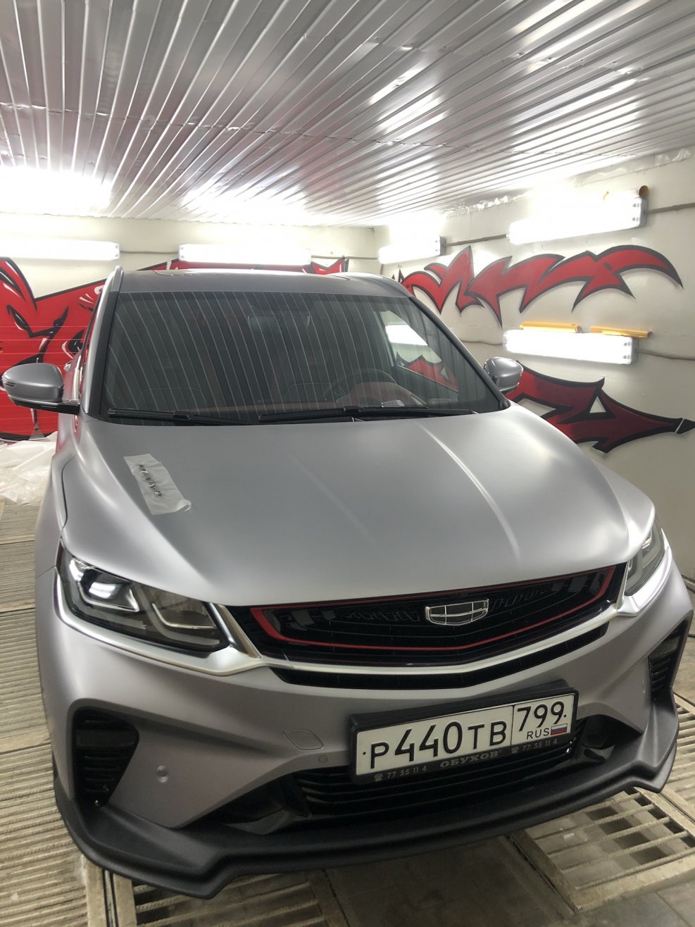 Geely Coolray серый