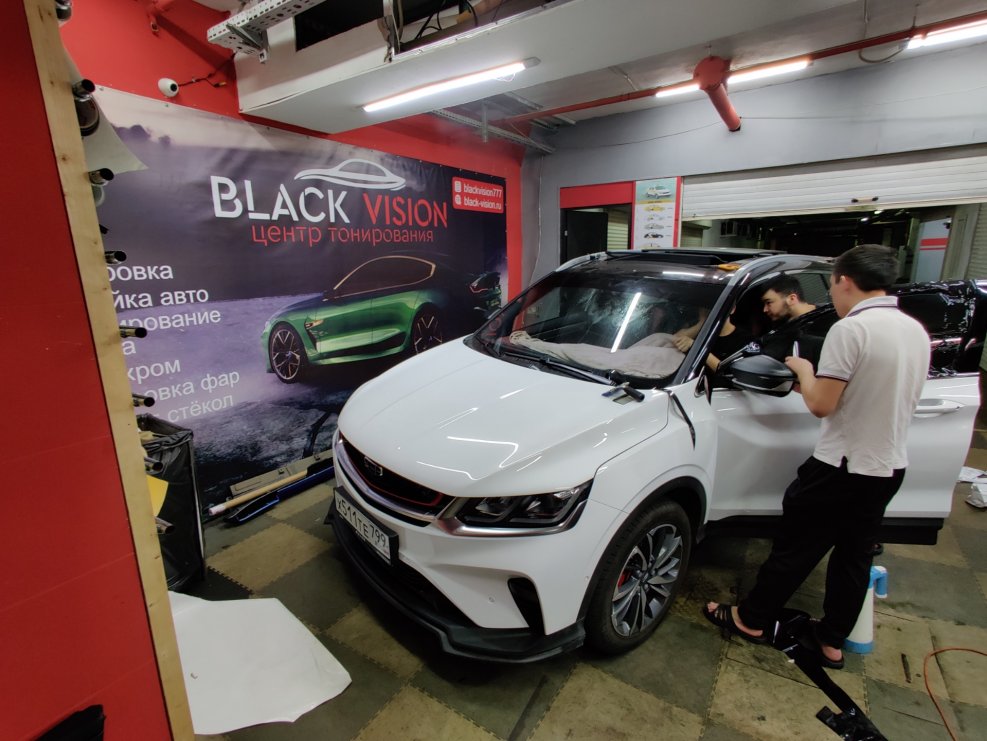 Geely Coolray сзади