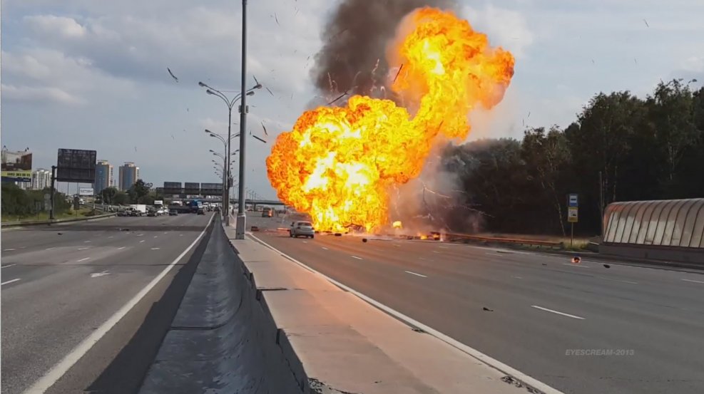 Взрыв машины на заднем плане